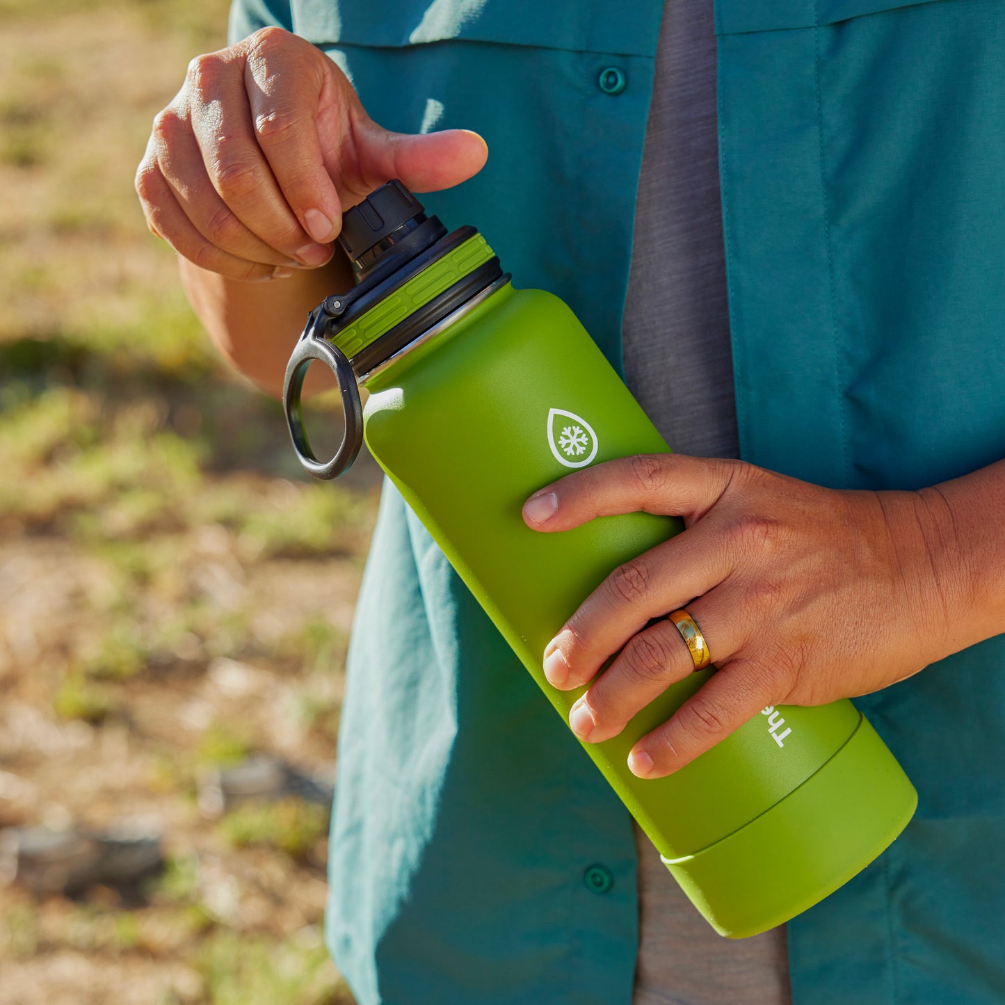 40oz Arctic/Grasshopper Bottles with Spout Lids. Man. holding 40oz grasshopper bottle.